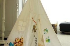 1_children-play-tipi1